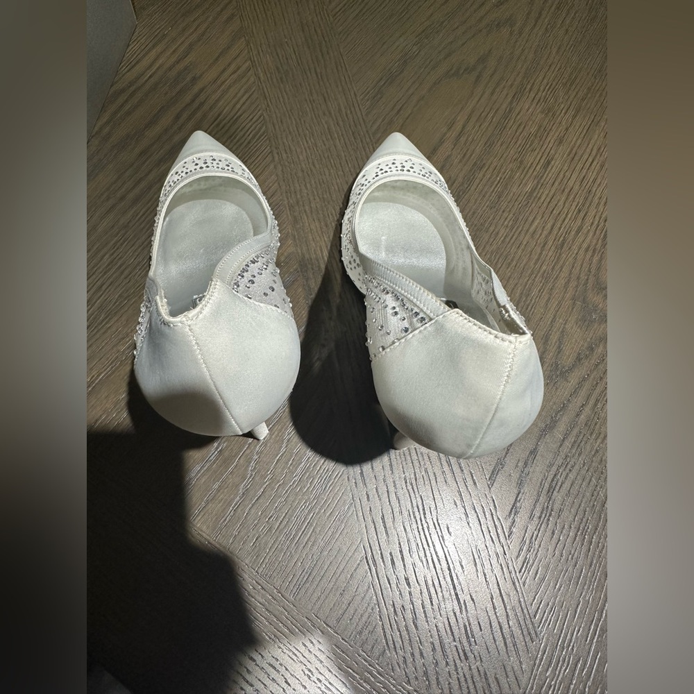 New Vera Wang White Bridal Pumps Style VW95781 Size 7.5 - Picture 8 of 9